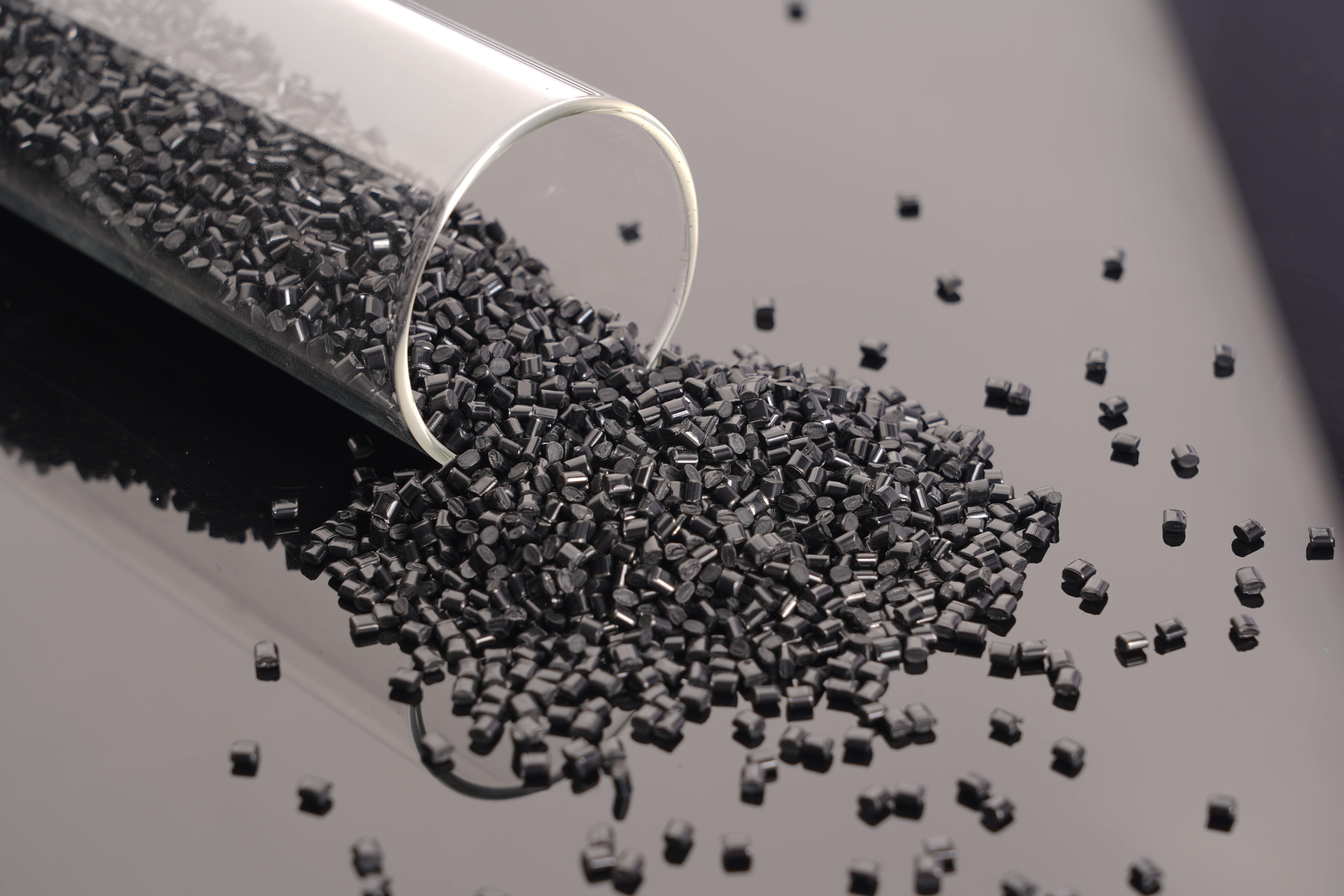 مواد الكمبيوتر عالية اللمعان ومزاياها وتطبيقاتها